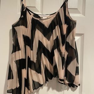 Patterned flowy tank